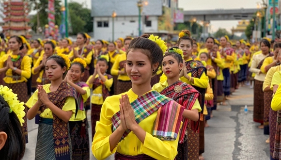 泰国孔敬近7万民众在马路上跳舞 场面壮观