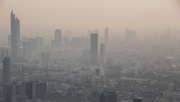 泰国曼谷雾霾持续 民众戴口罩出行