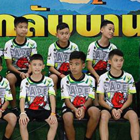 泰国少年足球队山洞获救后首次露面