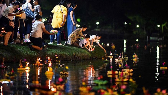 泰国民众庆祝水灯节 水面漂满水灯似繁星点点